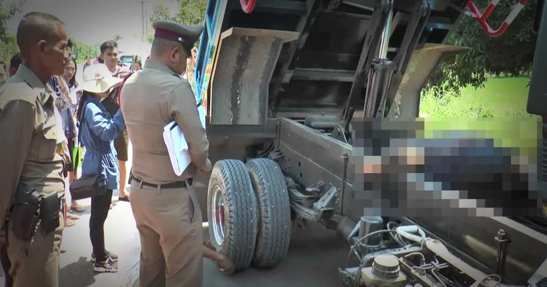 หนุ่มบรรทุกดินชะตาขาด ! ถูกดัมป์รถทับร่างดับ ต่อหน้าลูกสาววัย 9 ขวบ