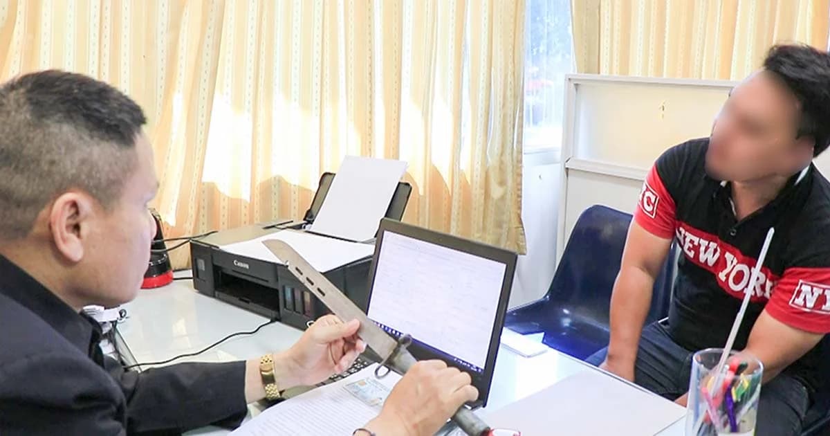 สี่ล้อแดงหัวร้อนมอบตัว ฉุนขาดถูกด่าพ่อ คว้ามีด 1 ฟุตข่มขู่