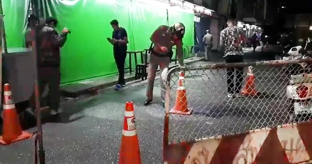 ระทึก! โจ๋ยิงอาก้า ถล่มอริกลางกรุง ต่างชาติโดนลูกหลง ดับ 1 เจ็บ 4