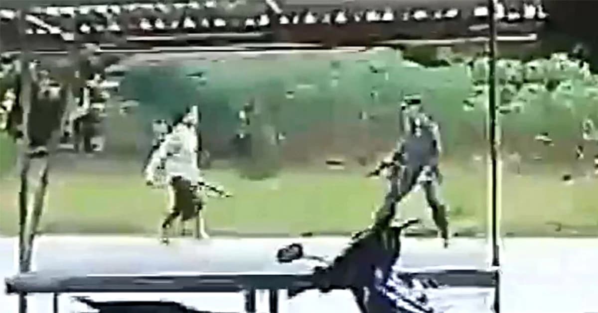 คืบหน้า ชายคลั่ง ตี ตร. ! ผู้ก่อเหตุเสียชีวิตเเล้ว ส่วน ตร. อาการยังสาหัส