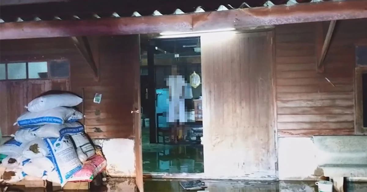 ชายชราวัย 70 สวมชุดขาว กําธูป ดอกไม้ ผูกคอตายในบ้านพัก