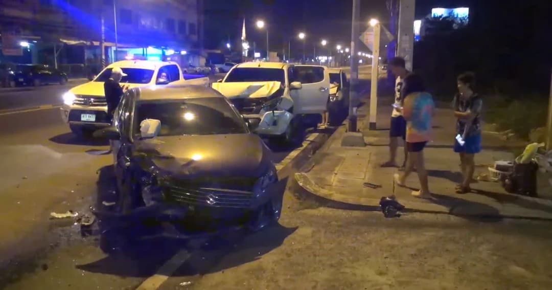 หนุ่มวัย 35 ซิ่งเก๋งแหกโค้งกลางสี่แยก ชนยับ 7 คันรวด !