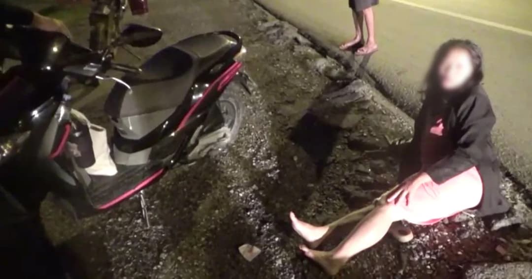 โจรแสบ! ถีบ จยย.สาวใหญ่ล้ม ก่อนชิงทรัพย์หลบหนี