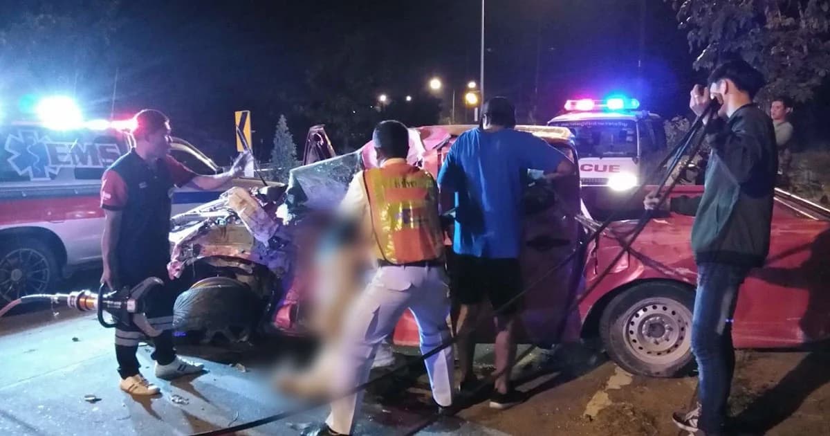 วัยรุ่นซิ่งกระบะแหกโค้งชนเละ ดับสยอง 4 สาหัส 3