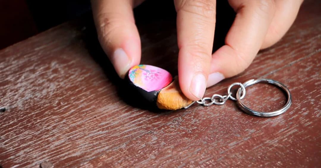 ชาวไทยภูเขาเผ่าม้ง นำ “เมล็ดมะค่า” มาสร้างมูลค่าเพิ่ม ทำพวงกุญเเจ ขายให้ นทท.