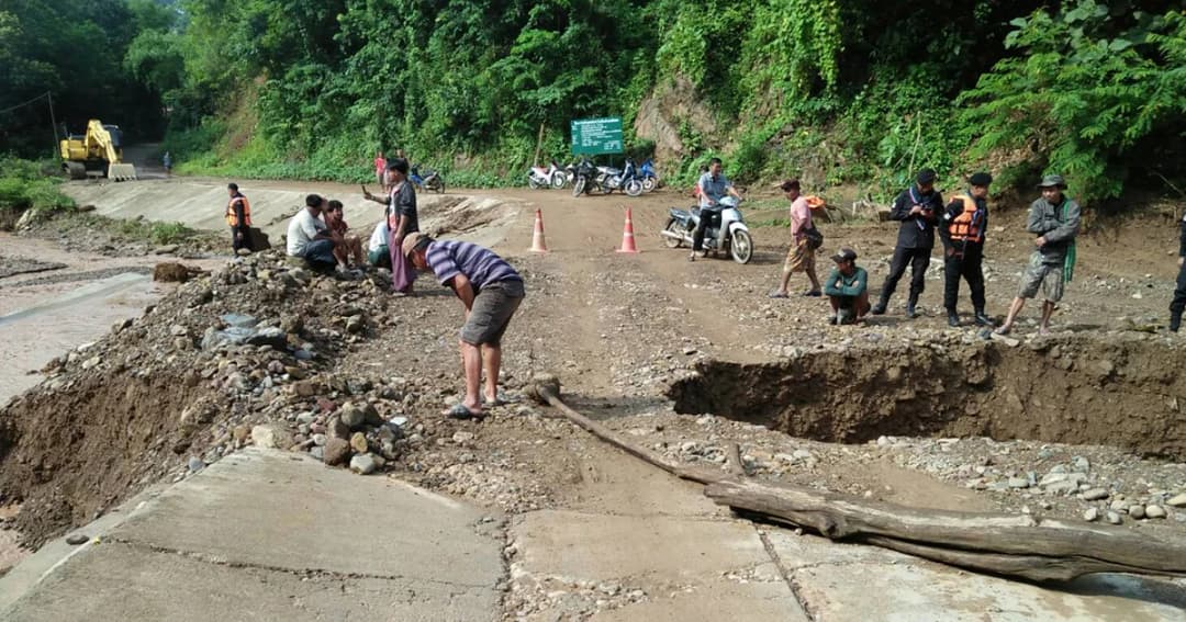 น้ำป่าซัดสะพานเข้า ‘แม่สามแลบ’ ขาดอีกครั้ง กระทบการค้าชายแดน