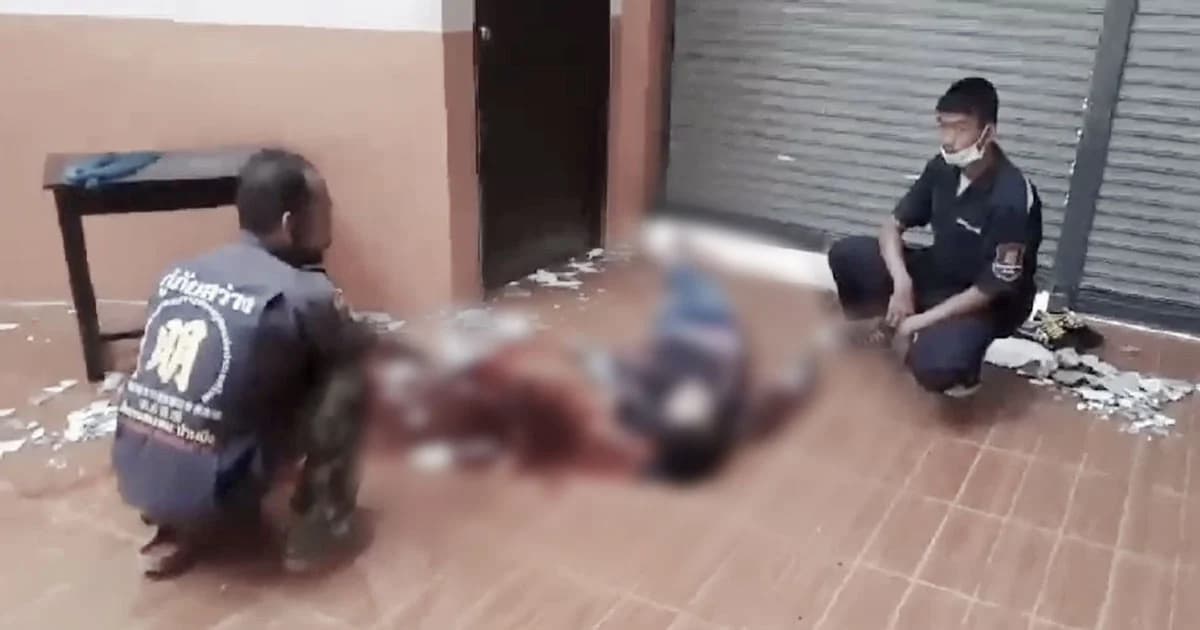 อุทาหรณ์ ช่างรับเหมาปีนเปลี่ยนกระเบื้องหลังคาสูง 15 ม. พลาดตกดับคาที่