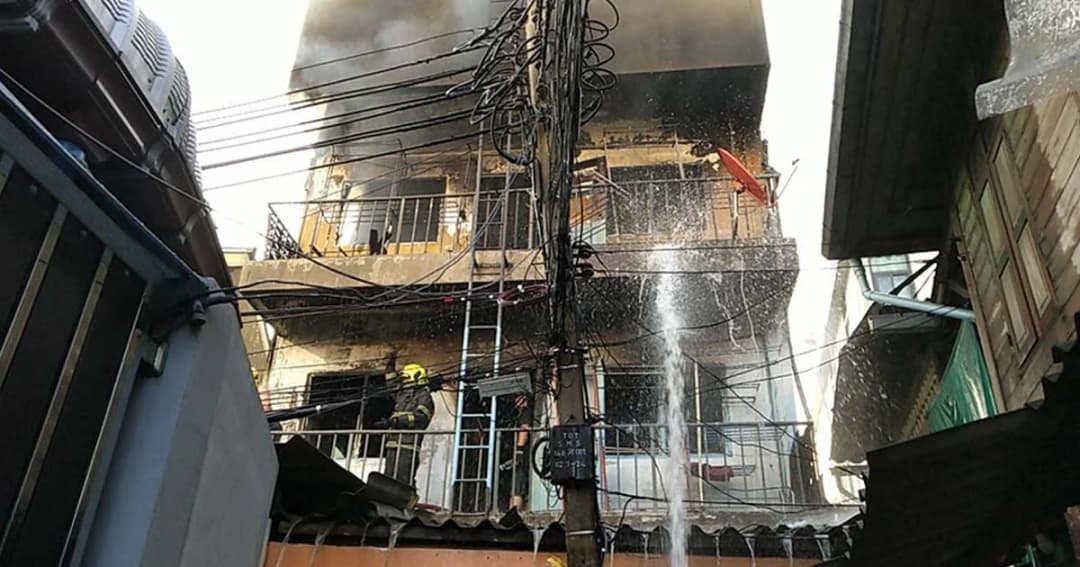 ไฟไหม้เกสต์เฮ้าส์ ย่านบางลำพู ฝรั่งกระโดดจากตึกหนีตาย