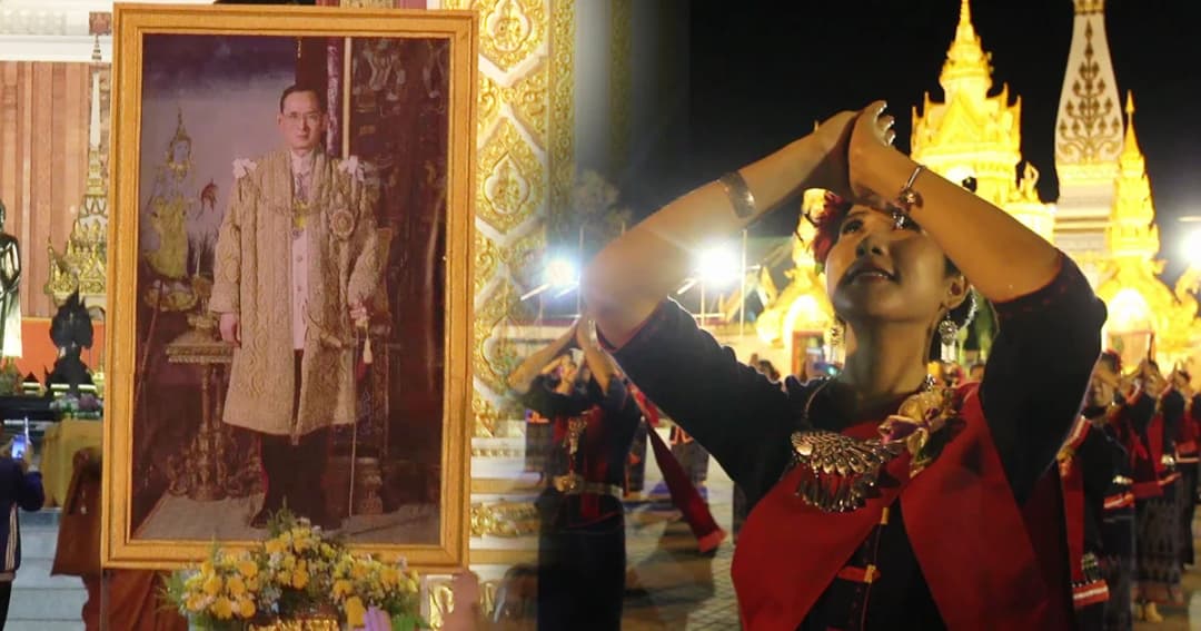 นครพนม จุดเทียนบูชารำถวายธาตุพนม รำลึกในหลวง ร.9