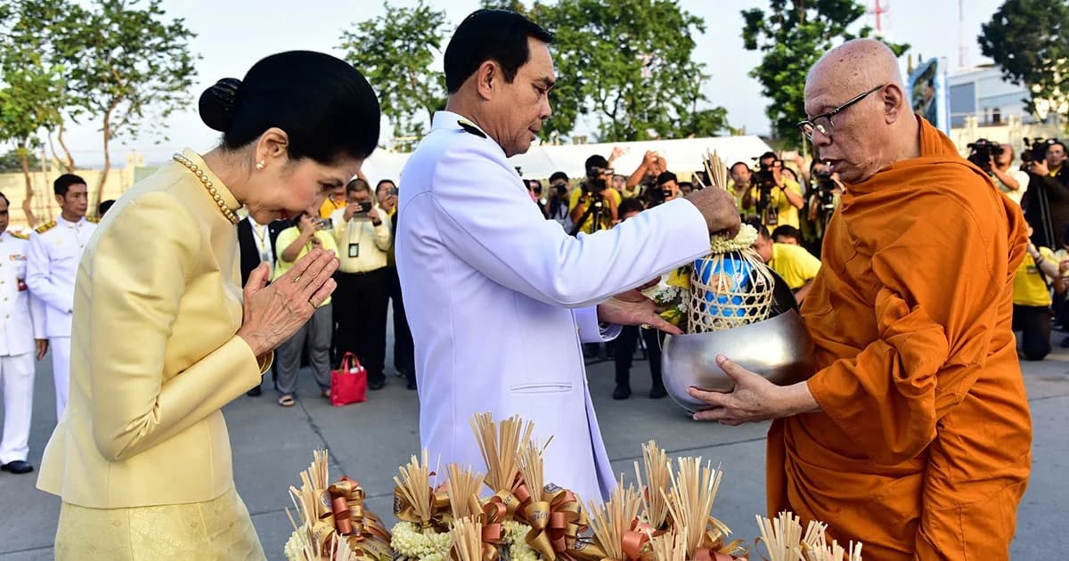 นายกฯนำตักบาตรพระสงฆ์ 890 รูป วันคล้ายวันสวรรคตในหลวง ร.9