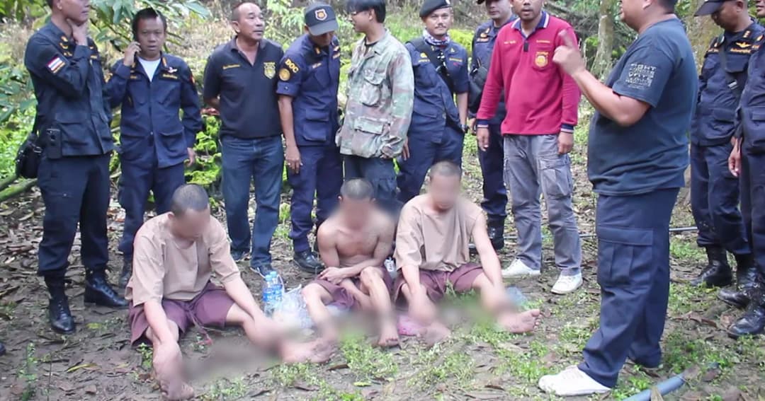 จับแล้ว! 3 ผู้ต้องหาชิงรถขับหนีศาลหลังสวน ชาวบ้านพบซุกโคนต้นปาล์ม สภาพหิวโซ