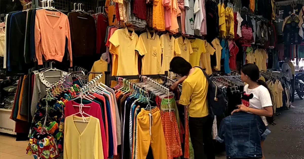 ร้านจำหน่ายเสื้อเหลืองคึกคัก ปชช.หาซื้อสวมใส่น้อมรำลึกถึงในหลวง ร.9