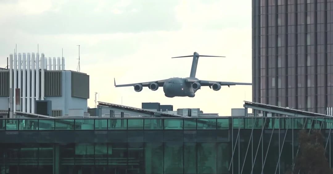 กองทัพอากาศออสซี่โดนจวกหนัก หลังบินโฉบตึกระฟ้ากลางเมือง