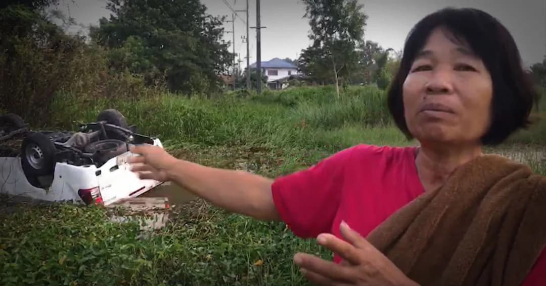 ป้าใจเด็ด ! ลุยน้ำค้อนทุบกระจก ช่วยหนุ่มใหญ่รถคว่ำตกคลองรอดตายหวุดหวิด