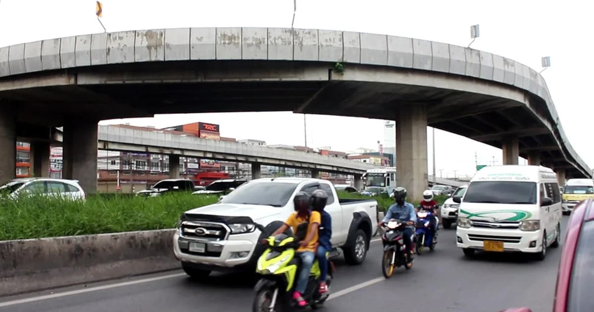 จยย.เจอกระบะเบียดจนเสียหลักชนราวสะพาน คนซ้อนตกลงมาถูกเก๋งชนดับ