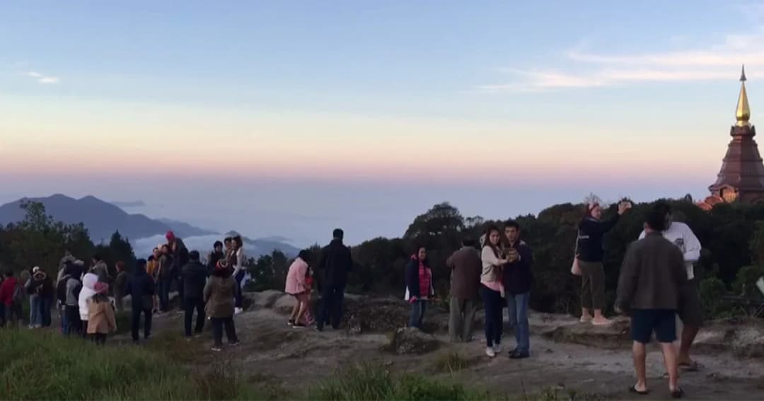 ทะลุหมื่น ! นทท.แห่เที่ยว “ดอยอินทนนท์” วันหยุด 