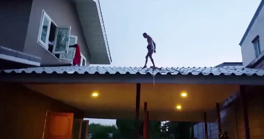 หนุ่มคลั่งยาบ้า! ทำร้ายเมีย ปีนหลังคา ใช้มีดฟันหัวตัวเอง 3 แผล