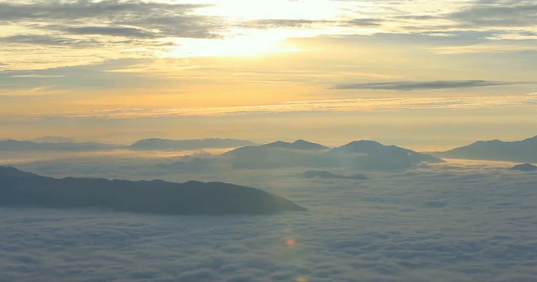 คึกคัก! นักท่องเที่ยวแห่ขึ้นดอย สัมผัสหนาวแรกบน ‘ภูชี้ฟ้า’ จ.เชียงราย