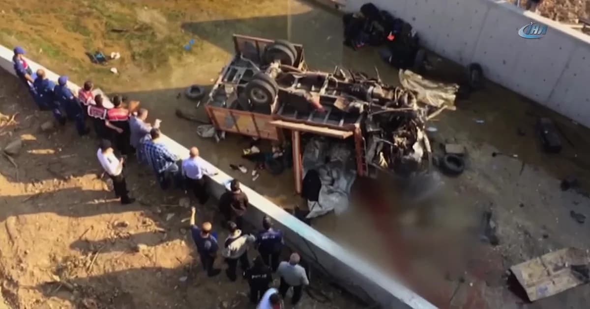 รถบรรทุกขนผู้อพยพชาวตุรกีคว่ำ ตกคูน้ำคอนกรีต ดับ 22 ศพ