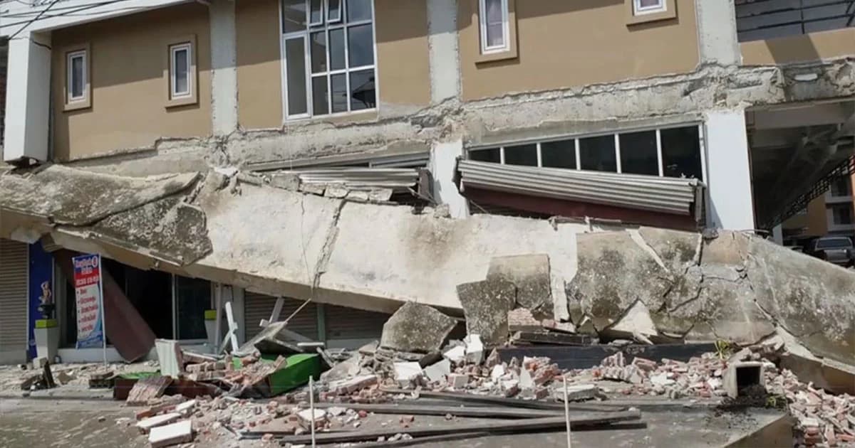 ระทึก ! ระเบียงคอนกรีตหอพัก 7 ชั้นนครปฐมพังถล่ม จนท.เร่งตรวจสอบโครงสร้าง