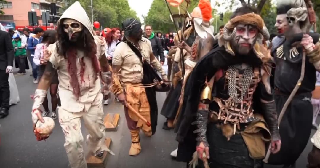 พาเหรดผีดิบเดินดินที่ชิลี ต้อนรับเทศกาลฮาโลวีน