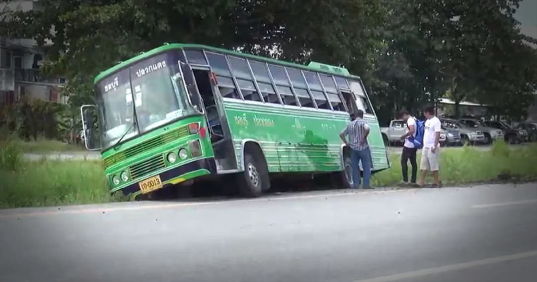 รถบัสสายชลบุรี-ปลวกแดง ยางระเบิด ผู้โดยสารกว่า 10 คน หวิดตายหมู่