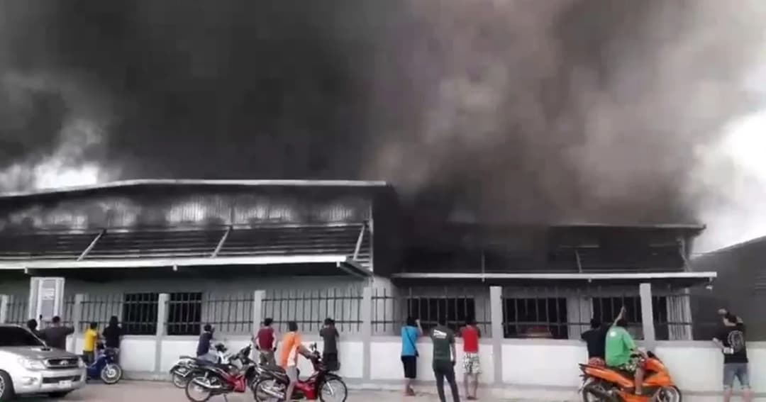 ระทึก ! เพลิงไหม้โกดังคัดแยกขยะรีไซเกิลโรงงานที่ชลบุรี