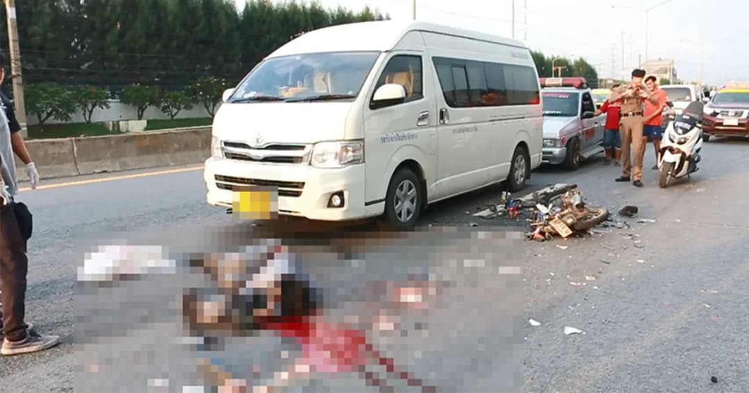 หนุ่มขี่ จยย.เเทรกระหว่างรถพ่วง รถตู้ ก่อนเสียหลักล้ม ถูกรถพ่วงทับศีรษะดับ