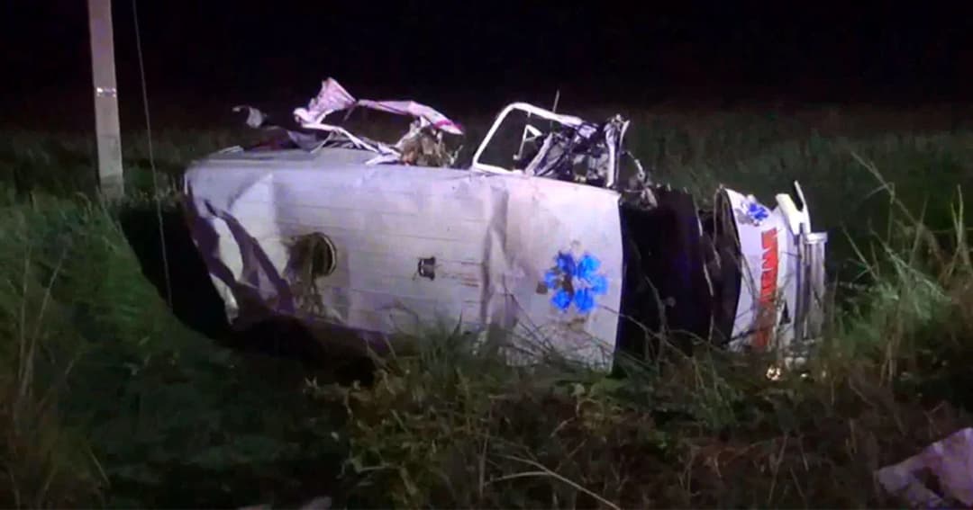 กระบะข้ามเลนเสยรถรีเฟอร์ พยาบาลสาวดับ 1 สาวท้องแก่-ญาติ เจ็บ 5