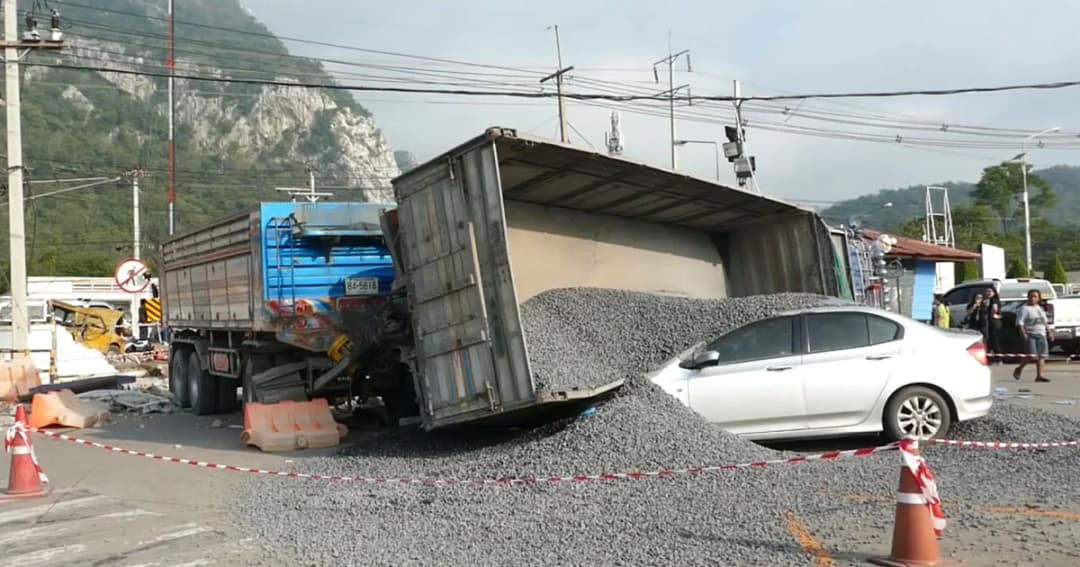 สิบล้อพ่วงซิ่งลงเนิน เบรกแตก ชนยับ 6 คันรวด ดับ 1 สาหัส 4