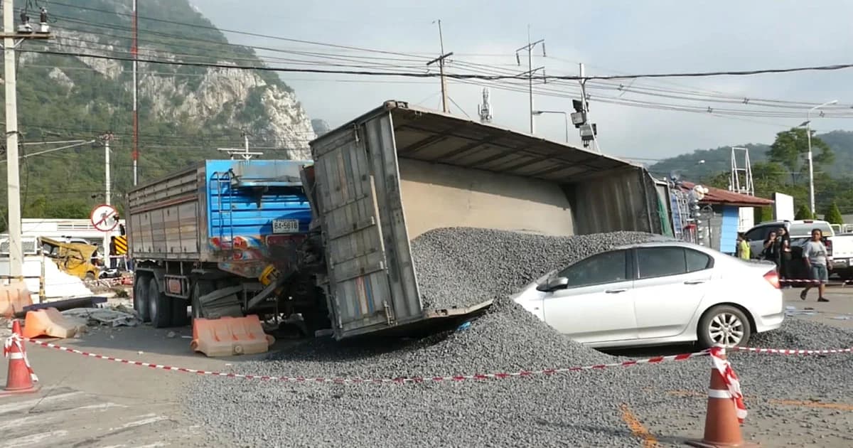 สิบล้อพ่วงซิ่งลงเนิน เบรกแตก ชนยับ 6 คันรวด ดับ 1 สาหัส 4