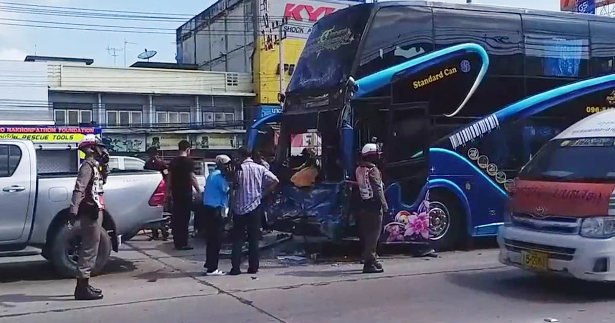 นครปฐม ขบวนบัสนํานักเรียนไปเข้าค่าย เบรกกระทันหันชนท้ายกันเอง เจ็บ 2 คน