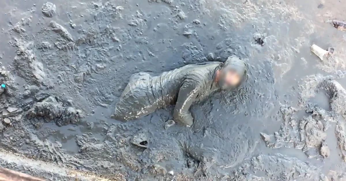 เกือบตาย ! หนุ่มเมืองชลเมาแอ๋ เดินตกสะพาน จมโคลนดูด