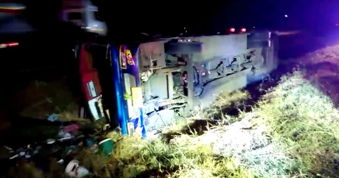 รถทัวร์มุ่งหน้าศรีสะเกษ พลิกคว่ำตกร่องกลางถนน เจ็บ 7 สาหัส 1