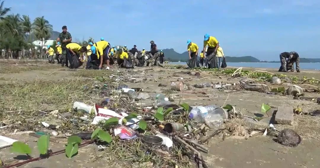 ปลุกจิตอาสาลงหาด หลังลมมรสุมซัดขยะเกลื่อน ‘หาดสามร้อยยอด’