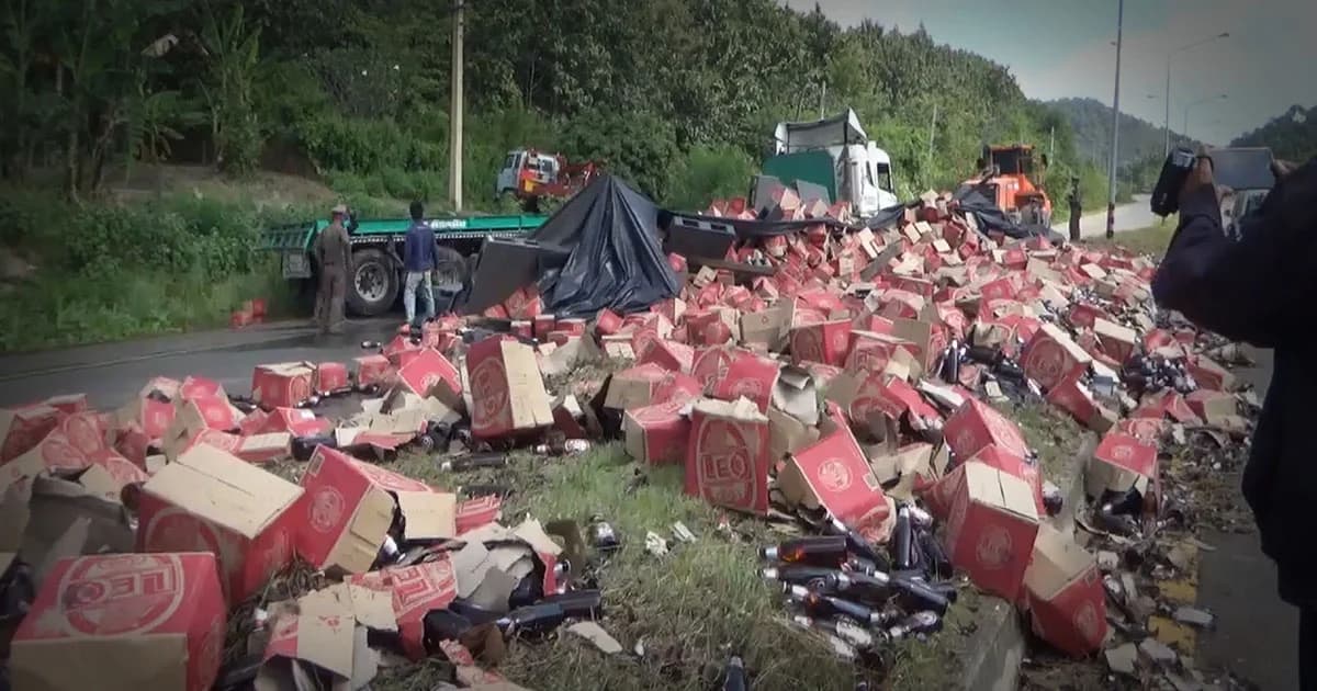 พ่วงแหกโค้ง ! พลิกคว่ำเทกระจาดลังเบียร์ ขวดแตกเกลื่อนถนน