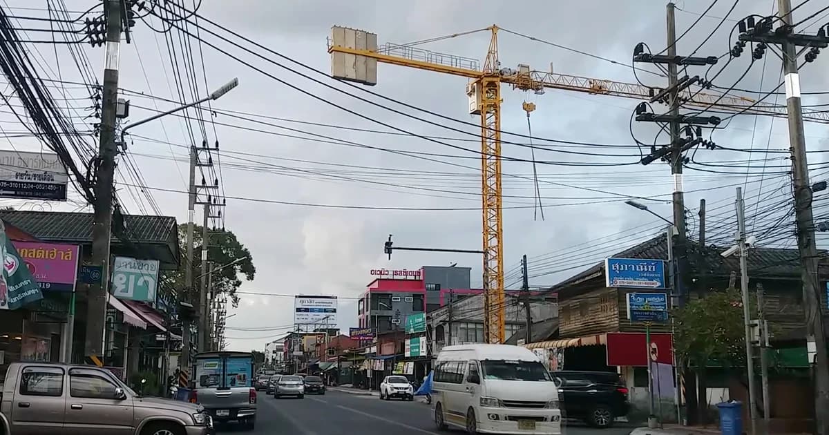 ผวา! ‘ทาวเวอร์เครน’ โผล่ล้ำกลางถนน จ.นครศรีธรรมราช หวั่นร่วง