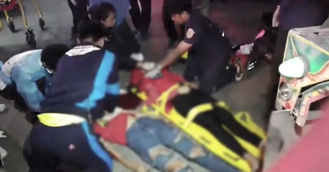 กู้ภัยฯ สุดยื้อ! หลังพยายามช่วยชีวิต 2 ด.ญ.ขี่ จยย.เสยท้ายพ่วง 18 ล้อ ดับ 1