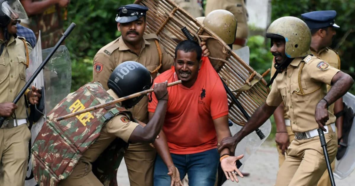 กลุ่มชายฮินดูล้อมวัด หลังศาลอินเดียตัดสินให้สตรีเข้าวัดได้