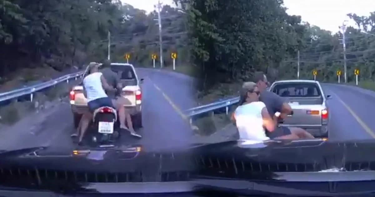 กระบะถอยหลังชน จยย. นักท่องเที่ยวต่างชาติล้มก่อนชิงหนี