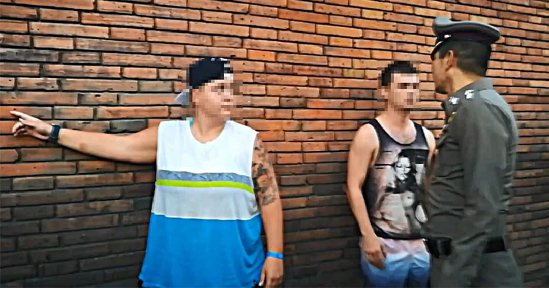 จับแล้ว ! 2 ฝรั่ง พ่นกำแพงประตูท่าเเพ อ้างเป็นศิลปะ เมืองนอกก็พ่นกัน