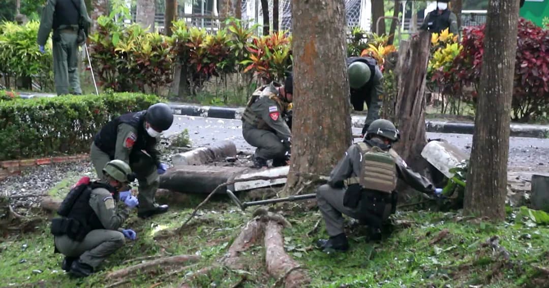 คนร้ายวางระเบิด จยย.บอมบ์ ในสวนสาธารณะ จ.นราธิวาส ตำรวจเจ็บ 5 นาย