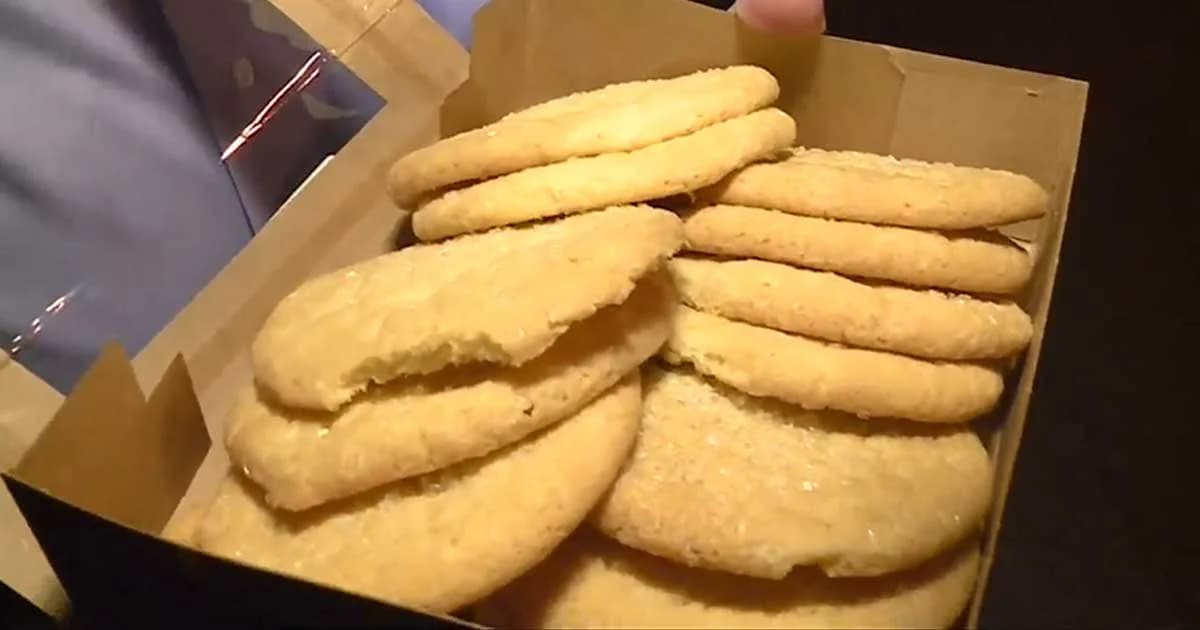 แกล้งแรง ! เด็กหญิงมะกัน อบคุกกี้ผสมเถ้ากระดูกคุณยาย ให้เพื่อนกิน