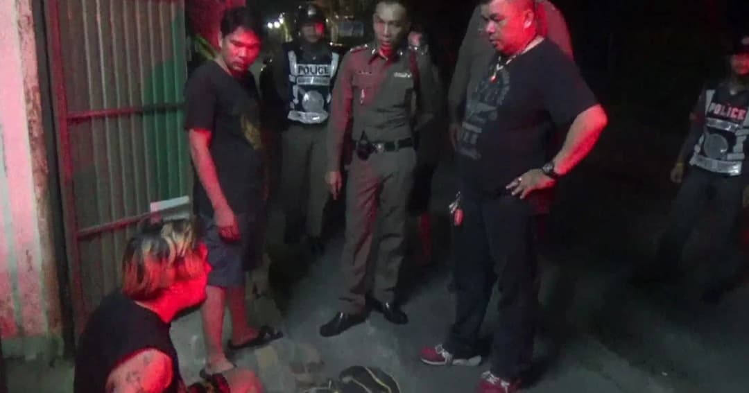 เชียงใหม่ รวบหนุ่มเมากาวไล่ทุบตีสอง นทท.ชาวจีนจนเลือดอาบ ขณะยืนถ่ายภาพหน้าวัด