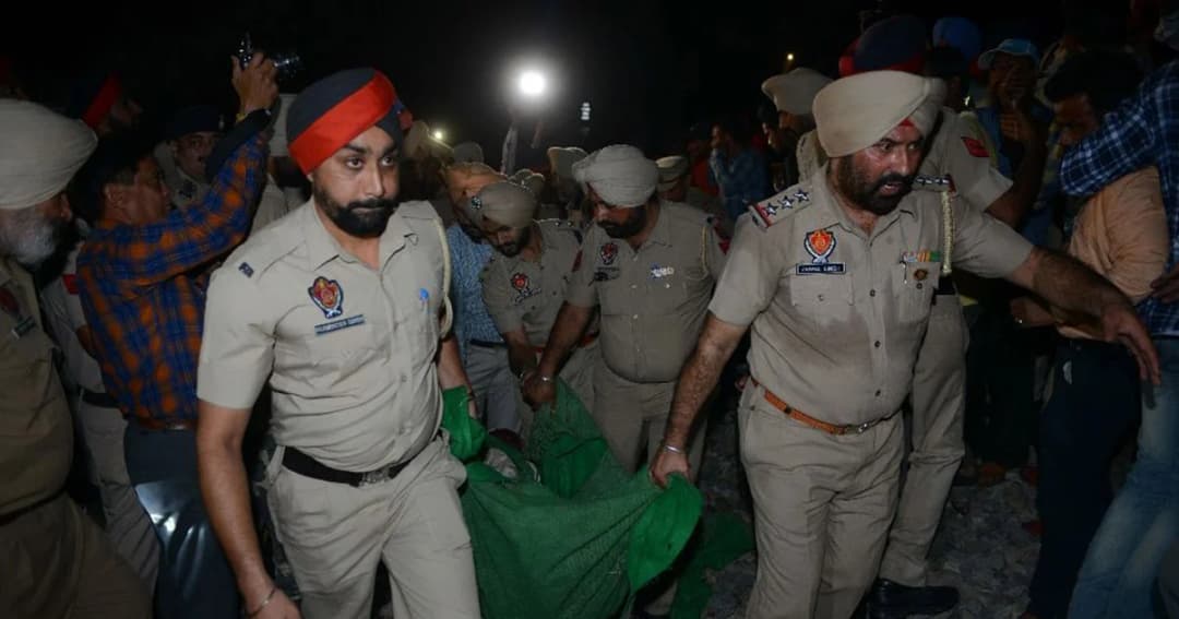 รถไฟอินเดียพุ่งใส่ฝูงชน ดับร่วม 60 ราย