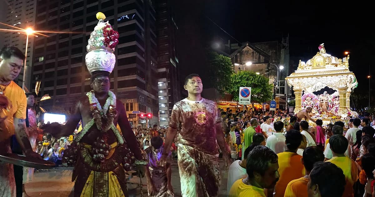 นวราตรีสุดยิ่งใหญ่! นับพันคนร่วมงานแห่ประเพณีวัดพระศรีมหาอุมาเทวี (วัดแขก)
