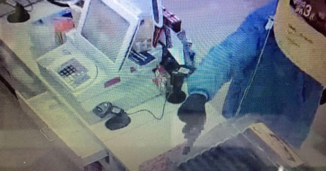 มือปืนพ่อลูกอ่อนมากลางฝน ยิงขู่ พนง.ร้านสะดวกซื้อ กวาดเงินพร้อมแพมเพิร์สหนี