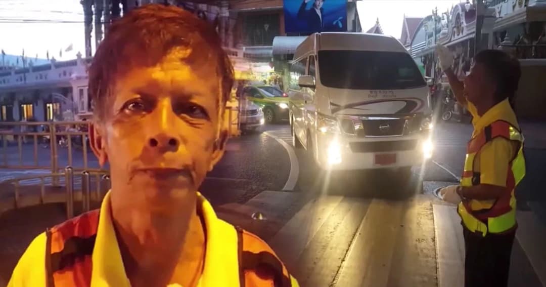 ชื่นชม “ลุงแดง” จิตอาสาตลาดปากเกร็ด โบกให้รถหยุดเคารพธงชาติ