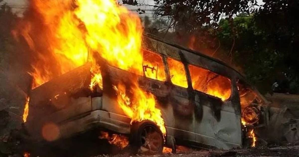 รถตู้ต่างด้าว ซิ่งชนต้นไม้ไฟลุกท่วมตายเกือบยกคัน