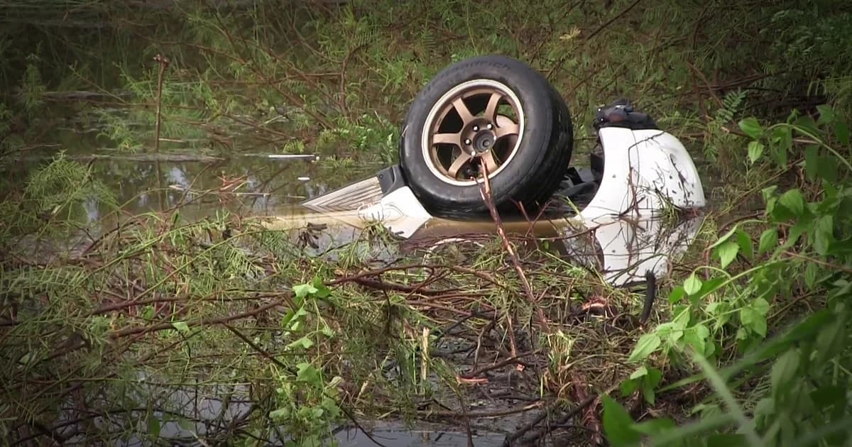 เปิดคลิป ! หนุ่มพิษณุโลกไลฟ์สดซิ่งกระบะฝ่าสายฝน ตกคูน้ำเสียชีวิต
